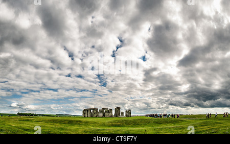 SALISBURY PLAIN, Wiltshire, England – das prähistorische Denkmal von Stonehenge steht unter einem bewölkten Himmel auf der Salisbury Plain. Dieser neolithische Steinkreis, der zwischen etwa 3000 v. Chr. und 2000 v. Chr. errichtet wurde, besteht aus massiven stehenden Steinen, die in einem charakteristischen kreisförmigen Muster angeordnet sind. Stonehenge gilt weithin als einer der architektonisch anspruchsvollsten prähistorischen Steinkreise der Welt und gehört seit 1986 zum UNESCO-Weltkulturerbe. Das Denkmal bleibt Gegenstand archäologischer Forschung und Diskussion über seinen Zweck, mit Theorien, die von einem antiken Observat reichen Stockfoto