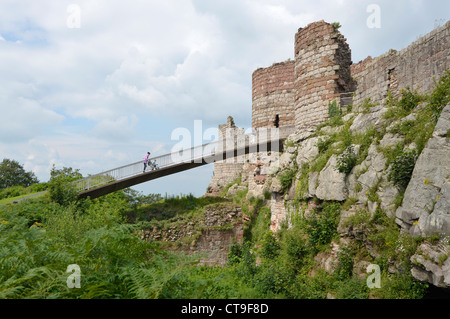 Beeston Burgruinen der Kernburg Torhaus Besucher auf moderne Fußgängerbrücke überqueren von tiefen Graben auf Gipfel von 500ft hohen Felsen über dem britischen Cheshire Plains Stockfoto