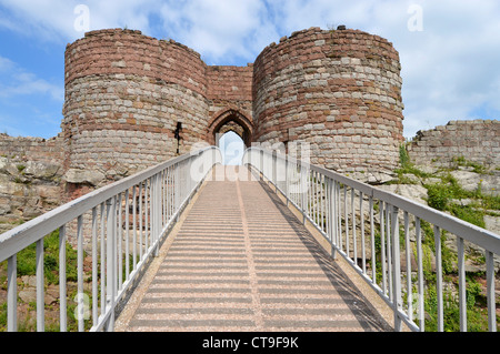 Beeston Burgruinen der Kernburg Torhaus moderne Fußgängerbrücke über den tiefen Graben, gewölbten Eingang beim Gipfel von 500ft hohen Felsen über dem Cheshire Plain Stockfoto