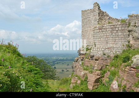 Sandstein-Felsen-Stiftung & Teil der Ruinen der Kernburg von Beeston Schloß am Gipfel des 500ft hohen Klippe mit Blick über UK Cheshire Plain Ackerland Stockfoto