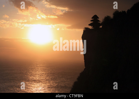 Uluwatu Tempel (Pura Luhur Uluwatu) an der südwestlichen Spitze von Bali bei Sonnenuntergang. Stockfoto