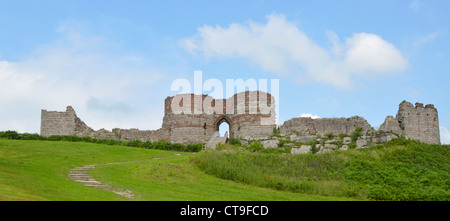 Beeston Burg Panoramablick auf Ruinen der Kernburg Wände & Türme des Torhauses Eingang auf Gipfel 500ft hohen Felsen über dem Cheshire Plains England UK Stockfoto