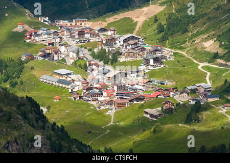 Blick hinunter auf Obergurgl in den österreichischen Alpen vom Weg, der hinauf zum Ramolhaus. Stockfoto