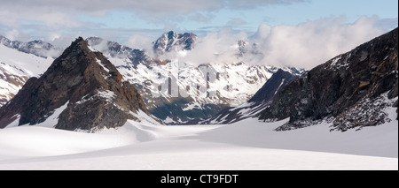 Beim Abstieg vom Gipfel des Hochwilde in den österreichischen Alpen genommen. Gipfel des Mitterkam auf der linken Seite. Stockfoto