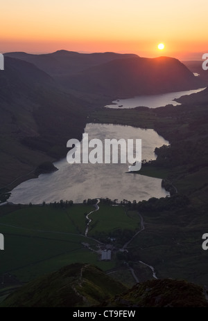 Lake Buttermere bei Sonnenuntergang vom Gipfel des Fleetwith Hecht im Lake District, England, UK. Stockfoto