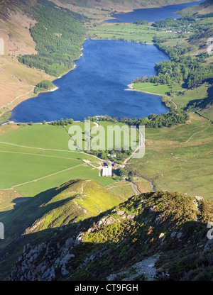 Lake Buttermere bei Sonnenaufgang vom Gipfel des Fleetwith Hecht in den Lake District, England, UK. Stockfoto