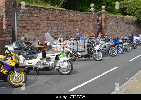 Sammeln von motorradenthusiasten Sommer Tag genießen Sie Erfrischungen neben dem Fluss Dee Chester Cheshire England Großbritannien Stockfoto