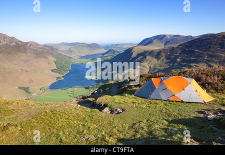 2-Mann-Zelt oben auf dem Grat zum Gipfel des Fleetwith Hecht im Lake district Stockfoto