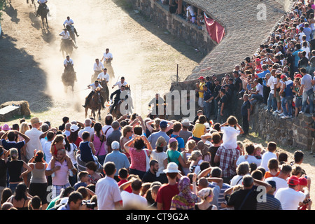 Traditionelle jährliche Pferderennen in Sedilo, Sardinien, mit religiösem Hintergrund am 6. Juli 2012. Stockfoto