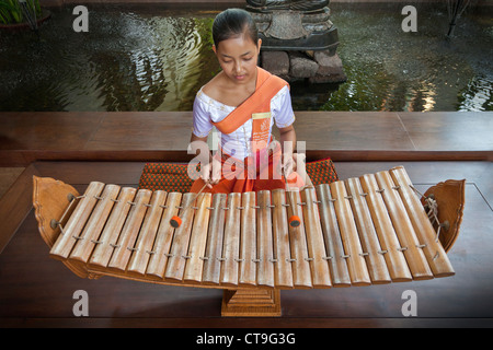 Roneat Ek ist ein Xylophon in Khmer Klassik verwendet. Von jungen kambodschanischen Frau gespielt wird. Stockfoto