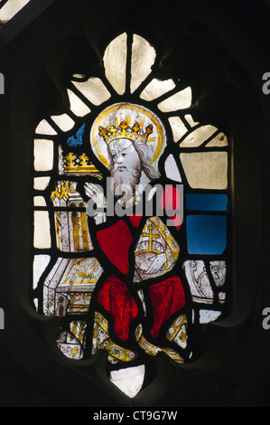 Mittelalterliche bleiverglaste Kirchenfenster der kleinen Malvern Abtei Stockfoto