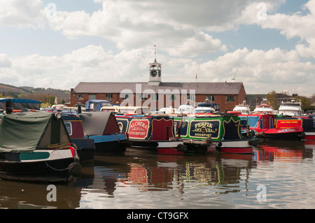 Narrowboats vertäut im Hafen neben der Severn an Stourport am Severn, südliche Endstation des Kanals & Einbindung der Mitarbeiter Stockfoto