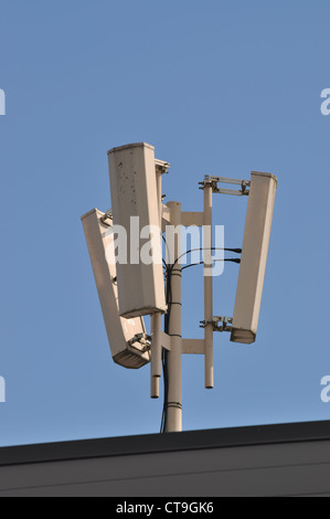 Mobilfunk-Antenne auf ein Gebäude Dach Stockfoto
