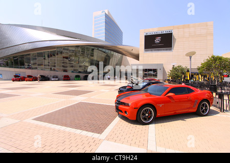 Die elegante moderne Architektur der NASCAR Hall Of Fame Gebäude im Zentrum von Charlotte, North Carolina-Hosting-Chevy Camaro Stockfoto