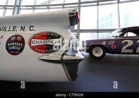 Autos auf dem Display an das NASCAR Hall Of Fame Museum in Charlotte, North Carloina Stockfoto