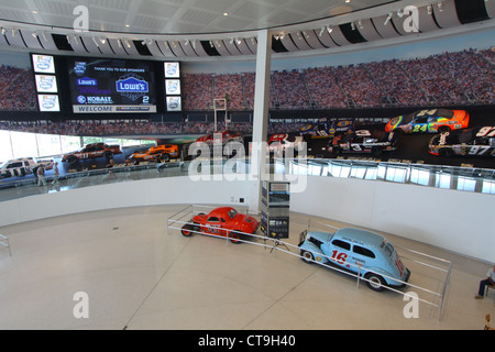 Autos auf dem Display an das NASCAR Hall Of Fame Museum in Charlotte, North Carolina Stockfoto