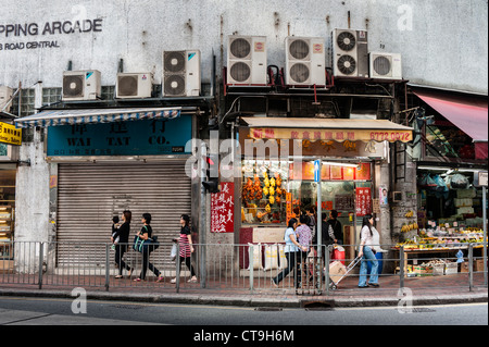 Typische Straßenszene auf der Queens Road Central Richtung Western. Stockfoto