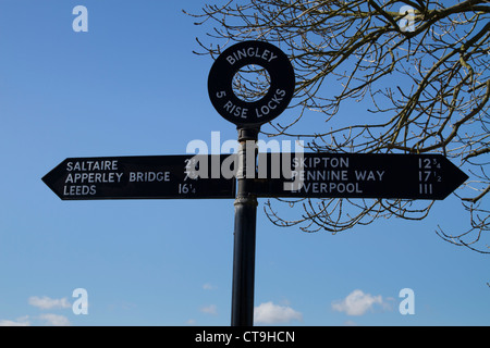 Bingley fünf-Aufstieg Schlösser an der Leeds und Liverpool Canal, eröffnet im Jahre 1774. auf der Leeds und Liverpool Canal eröffnet im Jahre 1774. Stockfoto