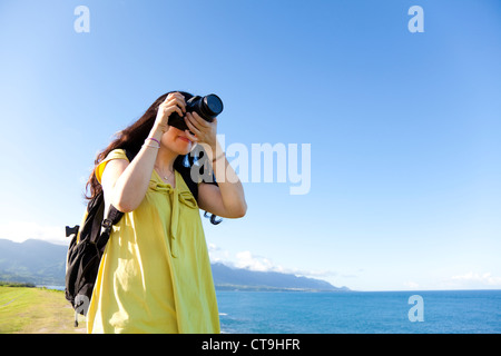 Junge Frau mit Rucksack auf dem Hügel nehmen Foto stehend Stockfoto