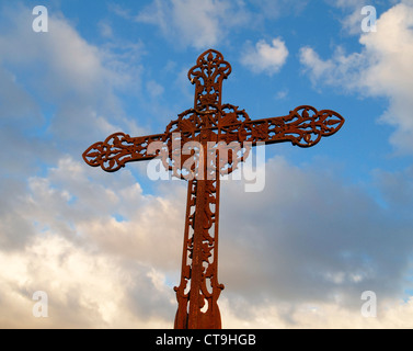 Dekorative Eisen am Straßenrand Kreuz - Frankreich Stockfoto