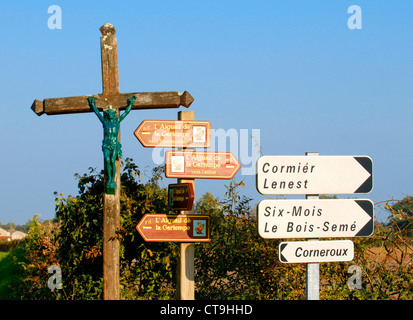 Kruzifix und Straßenschilder in der Nähe - Frankreich Stockfoto