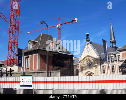Großer Kran auf der Baustelle des Krankenhauses Laennec; Paris; Frankreich Stockfoto