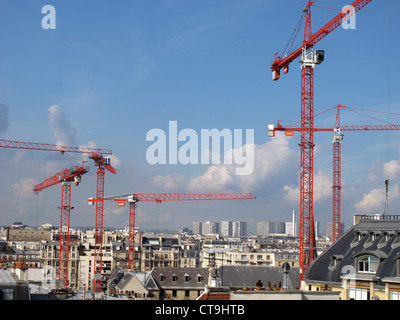 Großer Kran auf der Baustelle des Krankenhauses Laennec; Paris; Frankreich Stockfoto