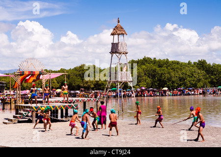 Die Krieger Lapu-Lapu, einem einheimischen Häuptling der Mactan Island. Die Nachstellung der Schlacht von Mactan, Lapu-Lapu City, Philippinen Stockfoto