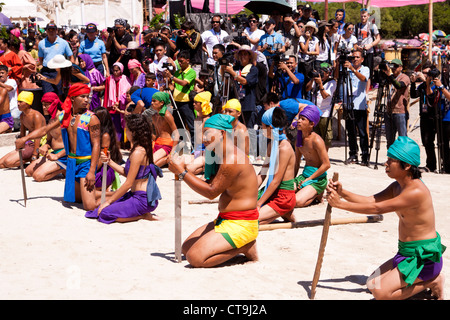 Die Krieger Lapu-Lapu, einem einheimischen Häuptling der Mactan Island. Die Nachstellung der Schlacht von Mactan, Lapu-Lapu City, Philippinen Stockfoto