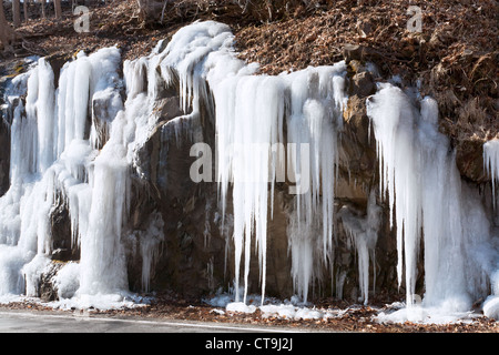 Eiszapfen an der Bergstraße Stockfoto