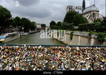 Liebe Vorhängeschloss an der Brücke Pont de l'Archeveche auf der Seine, Paris, Frankreich, Kathedrale Notre-Dame de Paris Stockfoto