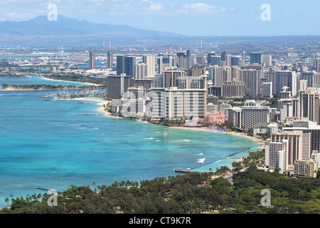 Skyline von Honolulu, Hawaii und der näheren Umgebung, einschließlich der Hotels und Gebäude am Strand von Waikiki Stockfoto