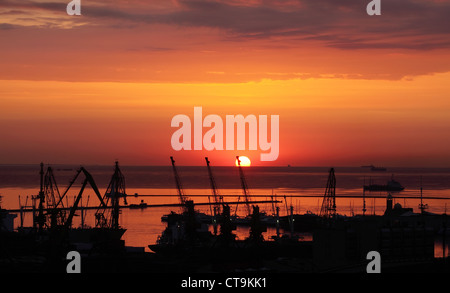 Sonnenaufgang im Hafen von Odessa, Ukraine Stockfoto