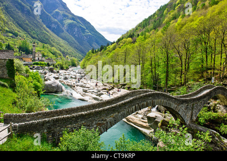 Wassersport, Tauchen, Wildwasser, Kanu, Kanusport, kristallklares Wasser, Lavertezo, Brücken, Felsen, Verzascatal, Tessin, Schweiz Stockfoto