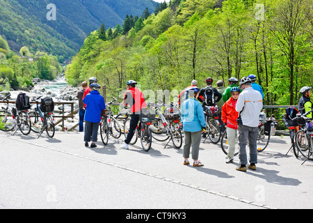 Radfahren, schmelzen Radfahrer, Mountainbike, Reiten, kristallklares Wasser, Lavertezzo, Brücken, Felsen, Verzascatal, Tessin, Schweiz Stockfoto