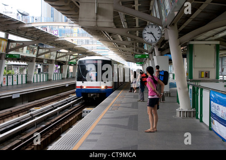 Ein Sky-Train in einem oberirdischen Nana-Bahnhöfe in Bangkok, Thailand Stockfoto