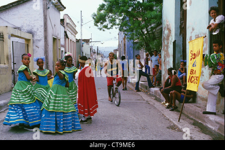 Kinder in Kostümen in einer Gasse in Santiago De Cuba Stockfoto