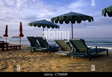 Karon Beach, kostenlose Sonnenliegen und Sonnenschirme am Karon Beach Stockfoto