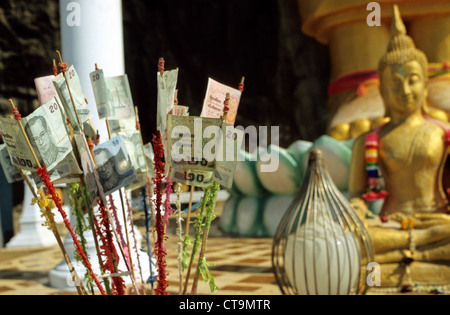 Thailand, Papiergeld als Opfergabe für Buddha Stockfoto