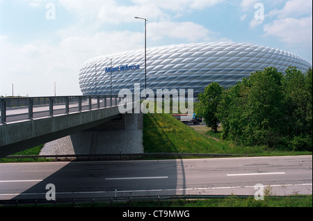 Autobahn und Zufahrtsstraße vor der Allianz Arena Stockfoto