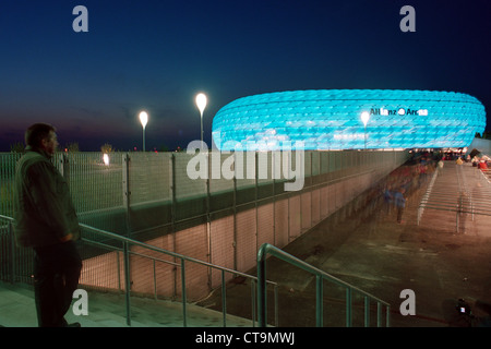 Blau beleuchtete Allianz Arena bei Nacht Stockfoto