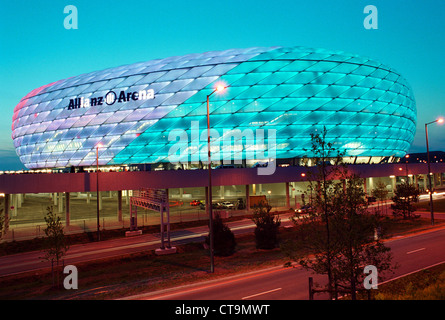 Bunte beleuchtet Allianz Arena bei Nacht Stockfoto