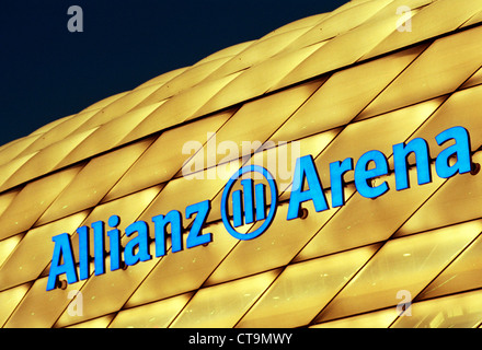 Gelb, die Allianz Arena bei Nacht beleuchtet Stockfoto