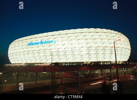 Weiß beleuchtet Allianz Arena bei Nacht Stockfoto