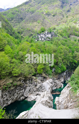 Mergooscia Dorf, Verzascatal, klar Verzasca Fluss, Gemeinde Corippo (kleinste in der Schweiz) Alpen, Tessin, Schweiz Stockfoto