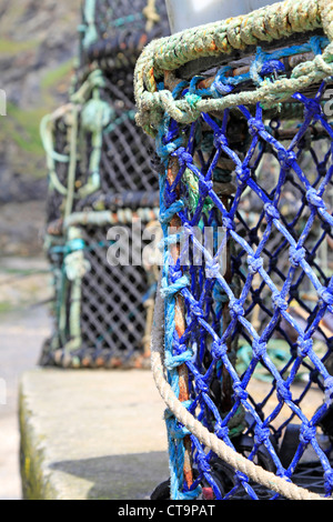 Fischers Krabben und Hummer Töpfe im Hafen von Port Isaac, Cornwall. England. Stockfoto