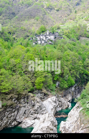 Mergooscia Dorf, Verzascatal, klar Verzasca Fluss, Gemeinde Corippo (kleinste in der Schweiz) Alpen, Tessin, Schweiz Stockfoto