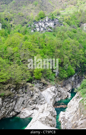 Mergooscia Dorf, Verzascatal, klar Verzasca Fluss, Gemeinde Corippo (kleinste in der Schweiz) Alpen, Tessin, Schweiz Stockfoto