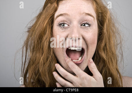 Red Headed Girl Lippen berühren Stockfoto