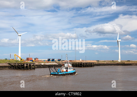 Der Schlepper "Blyth Endeavour" verlassen den Hafen mit Windkraftanlagen an der Küste, Blyth, Northumberland Stockfoto